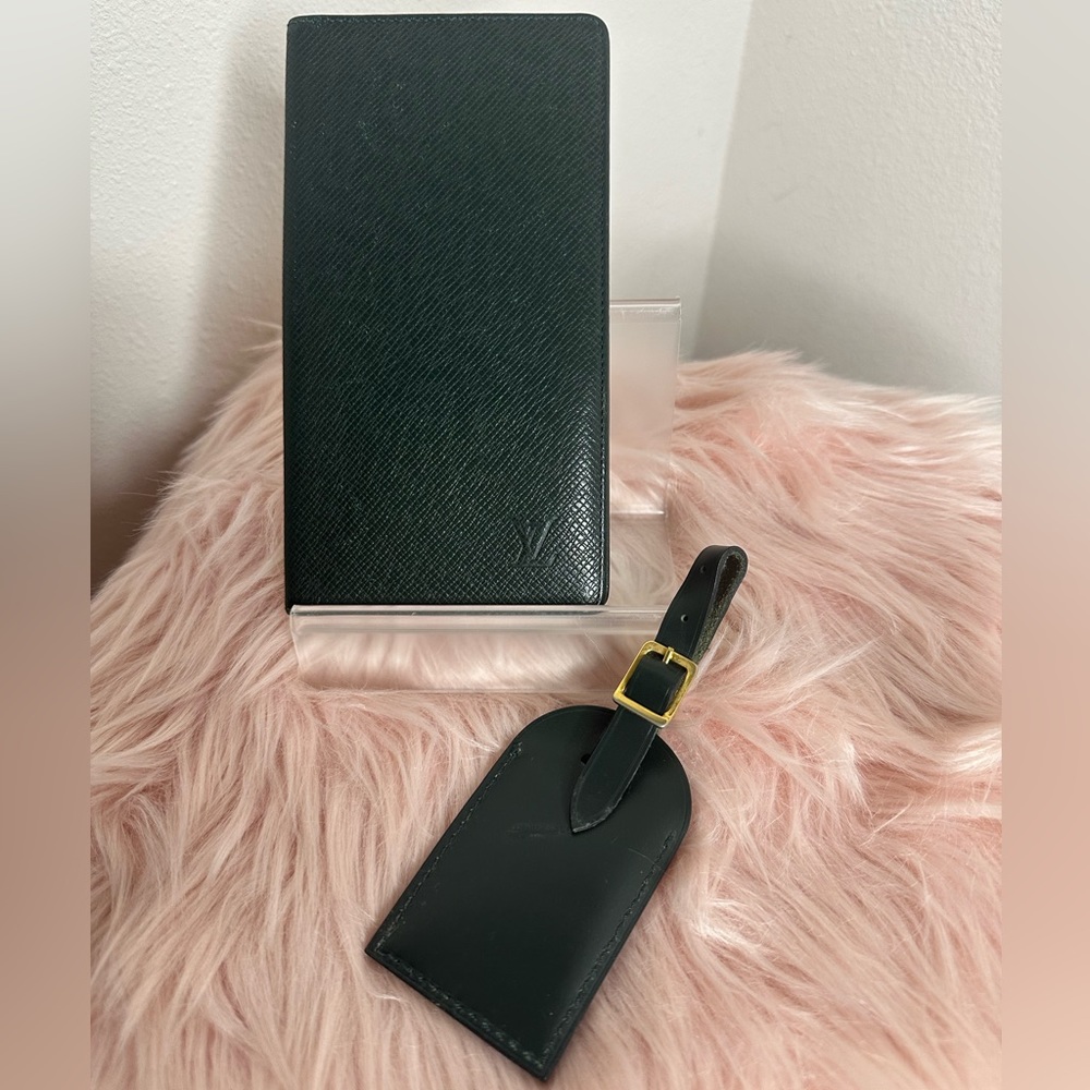 Louis Vuitton 💯% authentic.long wallet taiga leather and Clutch w/ luggage tag - Picture 7 of 8